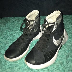 Basketball shoes